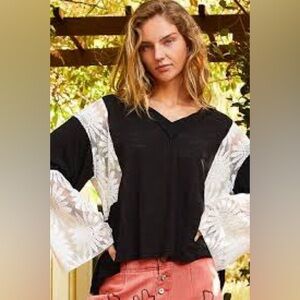 New POL Lace Detail V-Neck Flare Sleeve Blouse – Small